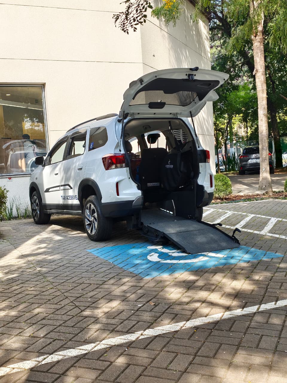 Rampa aberta em vaga acessível