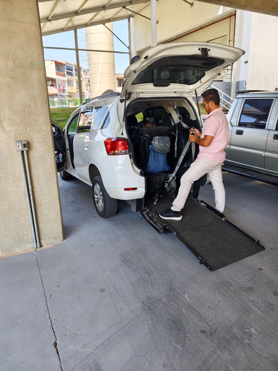 Motorista fixando a cadeira de rodas no veículo