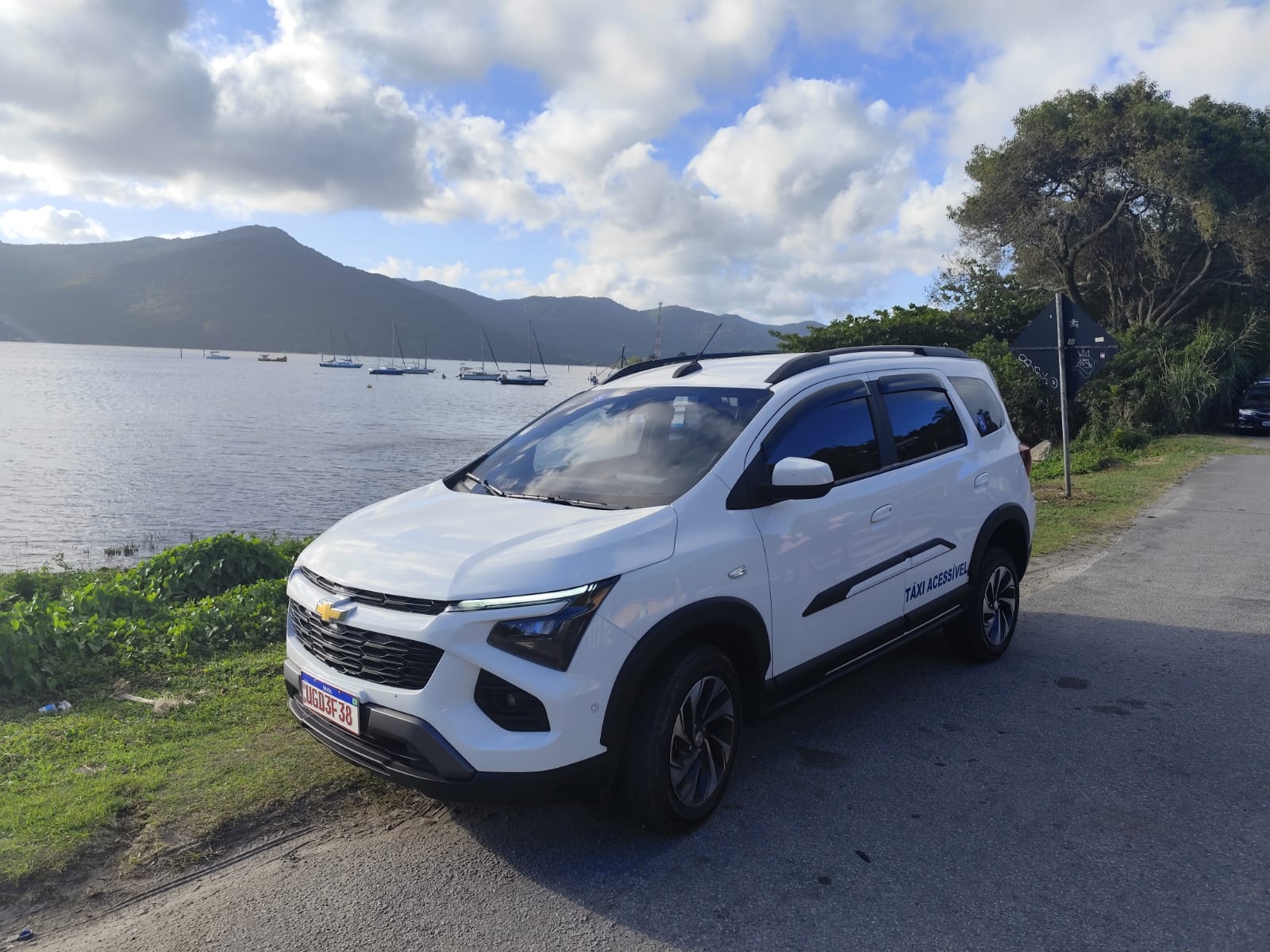 Táxi acessível em viagem pelo litoral