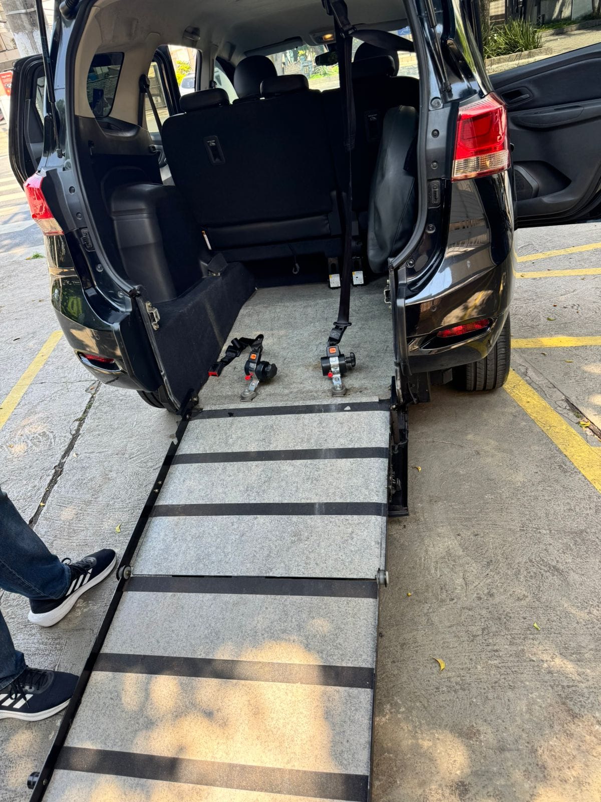 Interior do veículo com rampa e fixação da cadeira